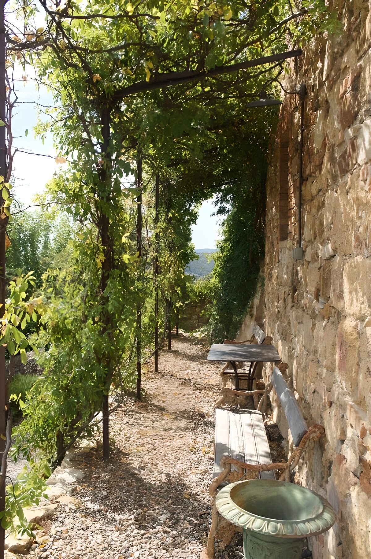 Gemütlicher Gartenbereich mit Aussicht