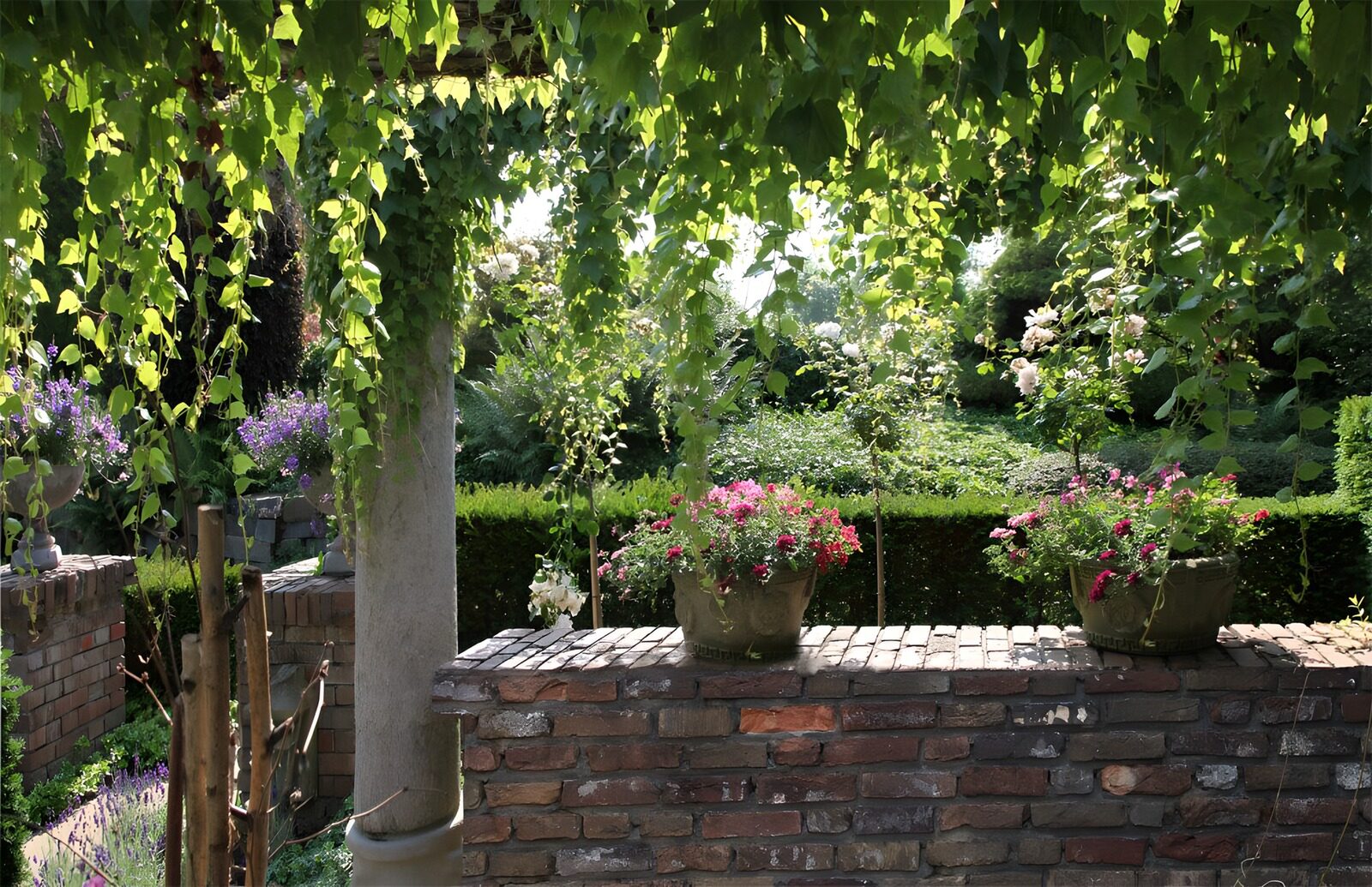 Blühende Gartenecke mit Ziegelmauer