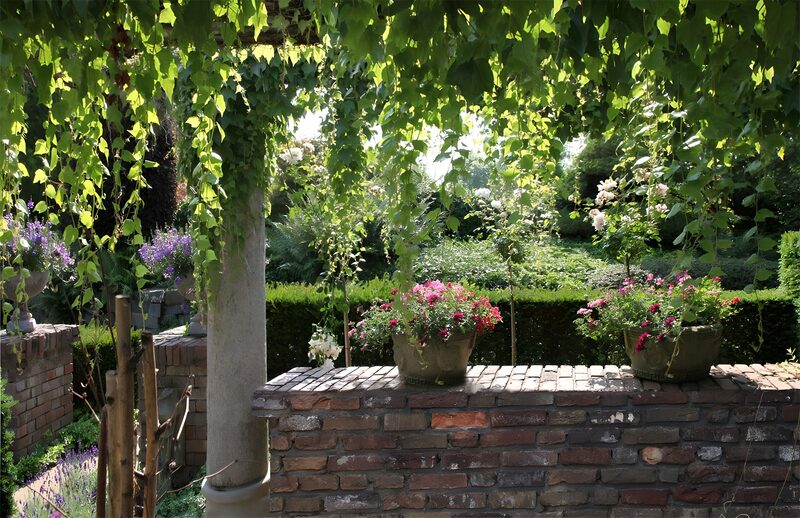 Blühende Gartenecke mit Ziegelmauer