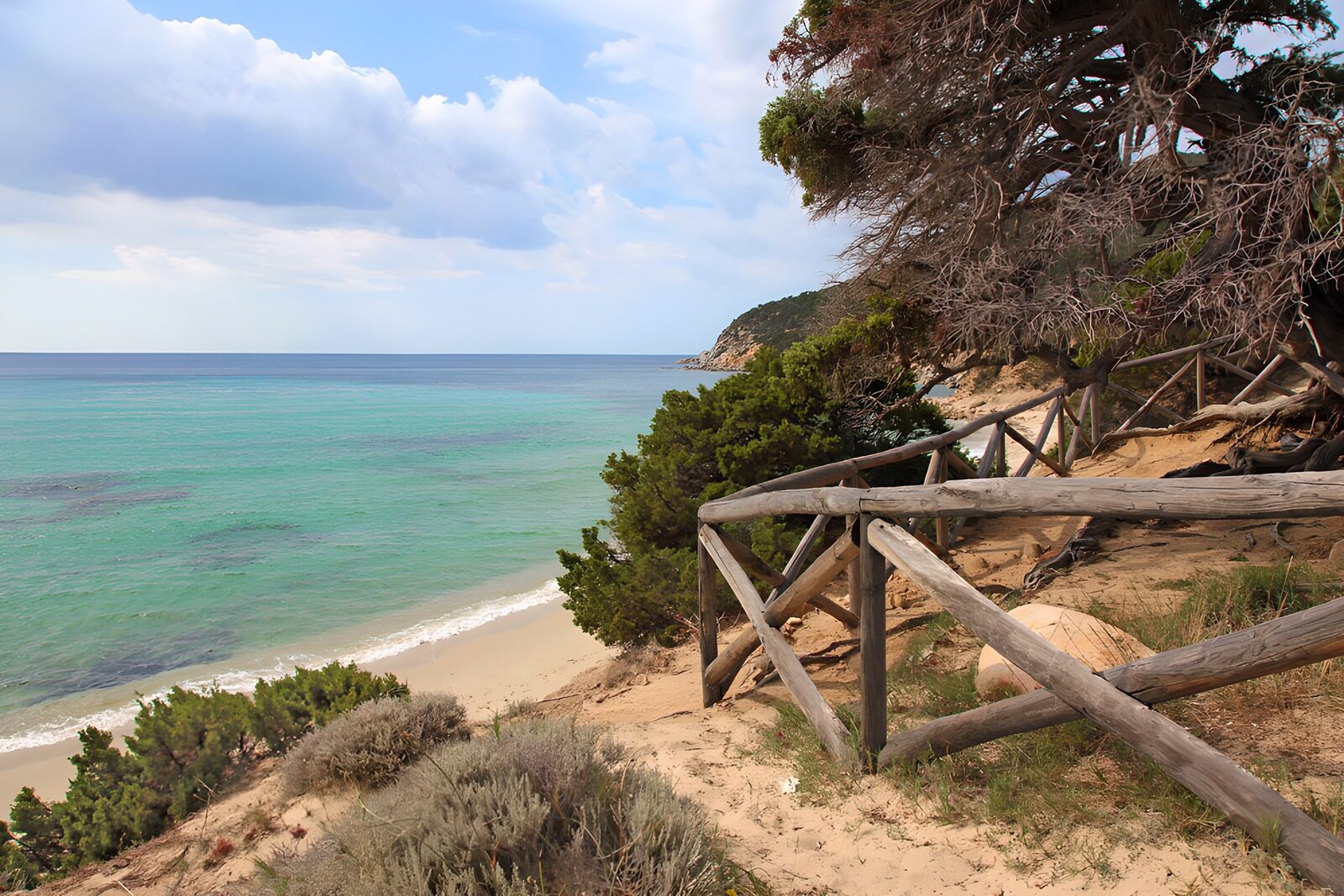 Ruhiger Strand mit klarem Wasser