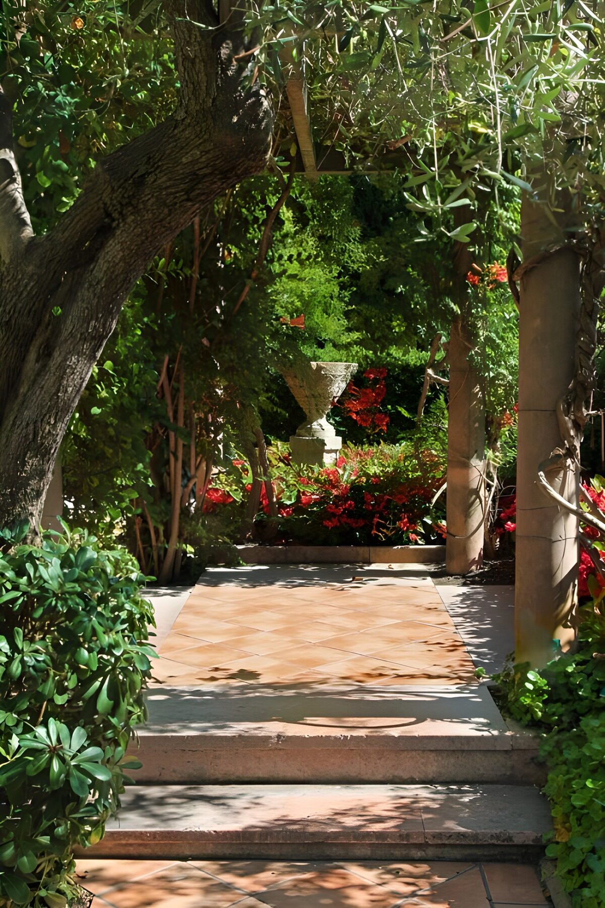 Blühender Gartenweg mit Skulptur