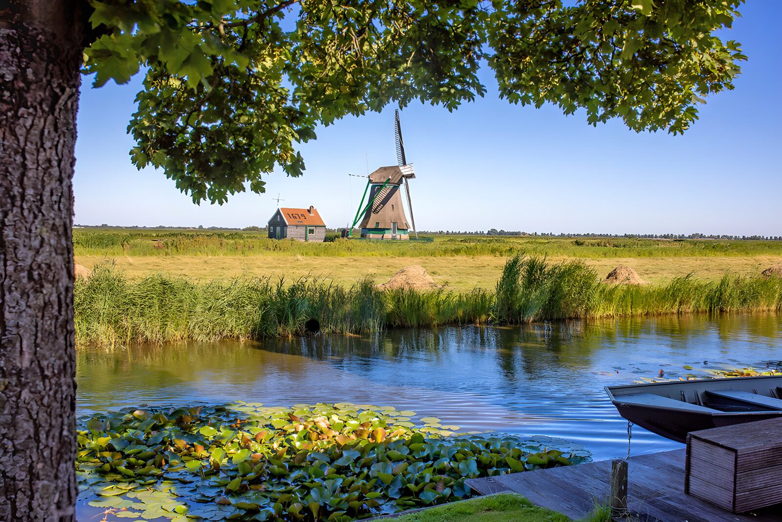 Malerische Mühle an einem ruhigen Wasser