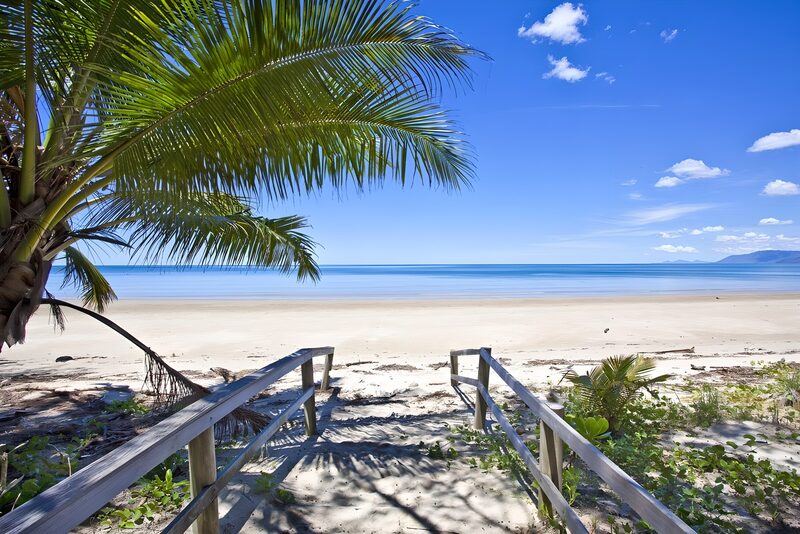 Traumstrand mit Palmen und klarem Wasser