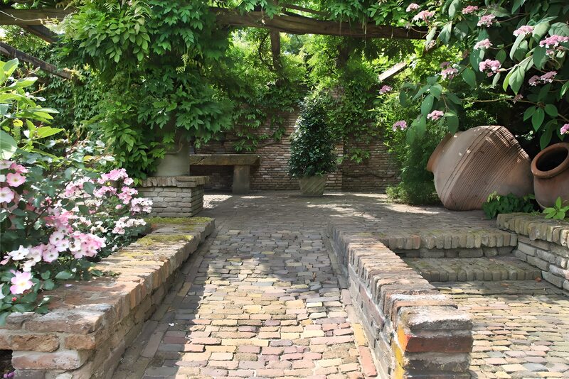 Ruhiger Gartenweg mit Blumen