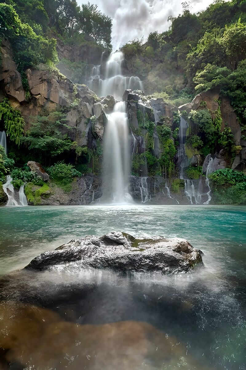 Wunderschöner Wasserfall in der Natur