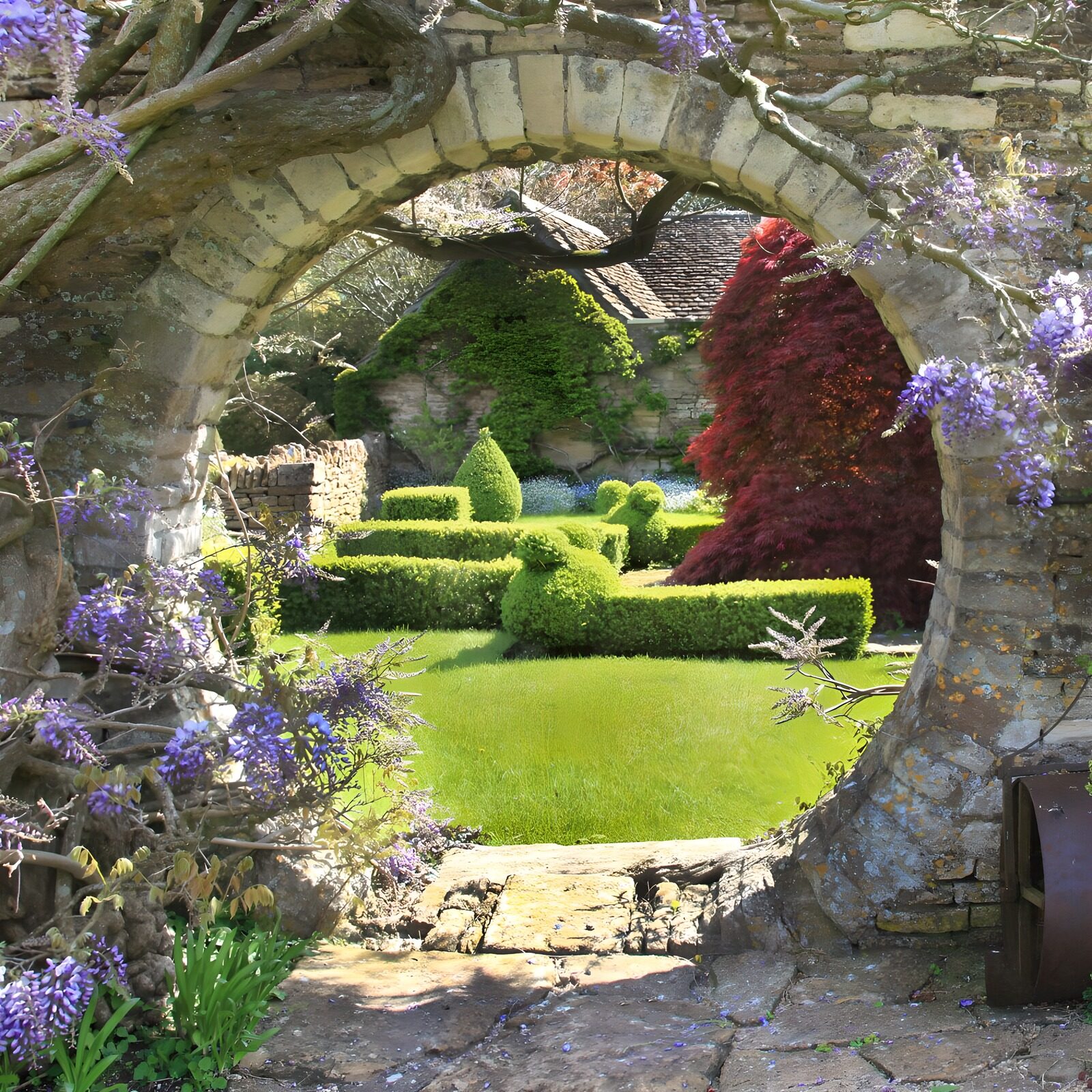 Zauberhafter Gartenblick durch einen Bogen