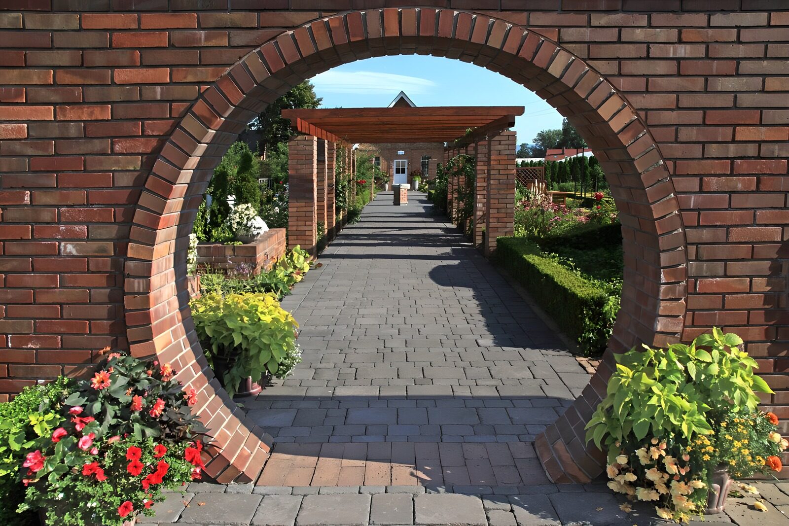 Schöner Gartenweg durch einen Bogen