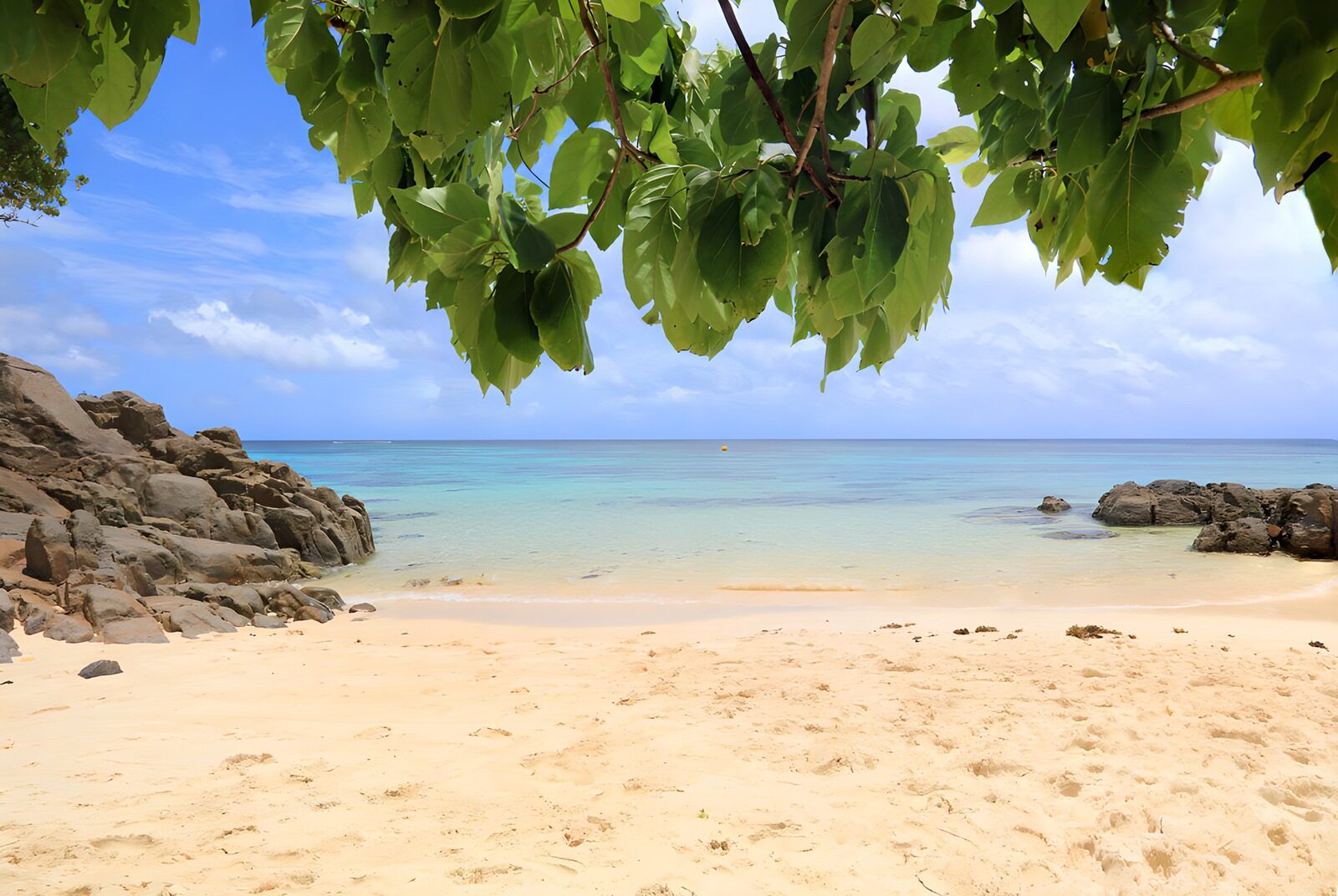 Traumstrand mit klarem Wasser und Felsen
