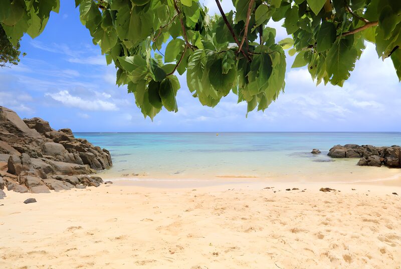 Traumstrand mit klarem Wasser und Felsen