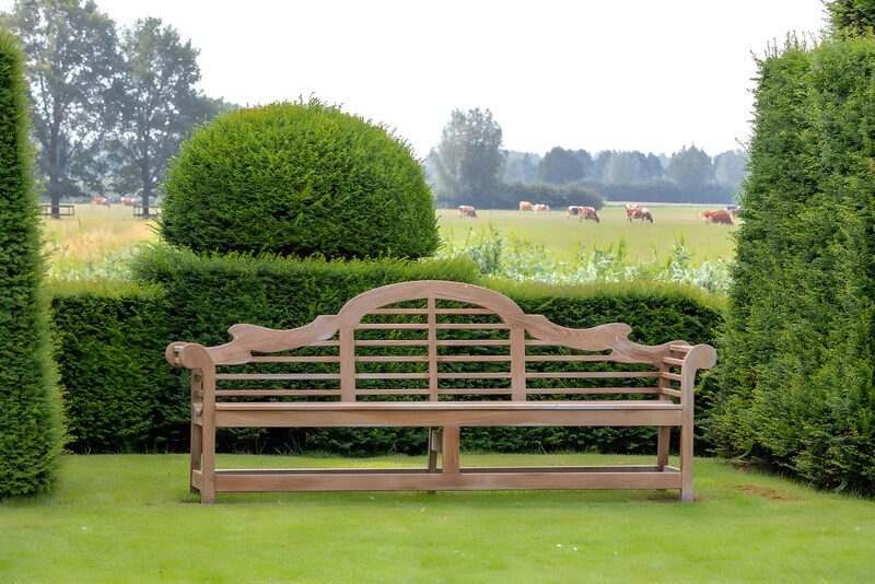 Ruhige Gartenbank in der Natur