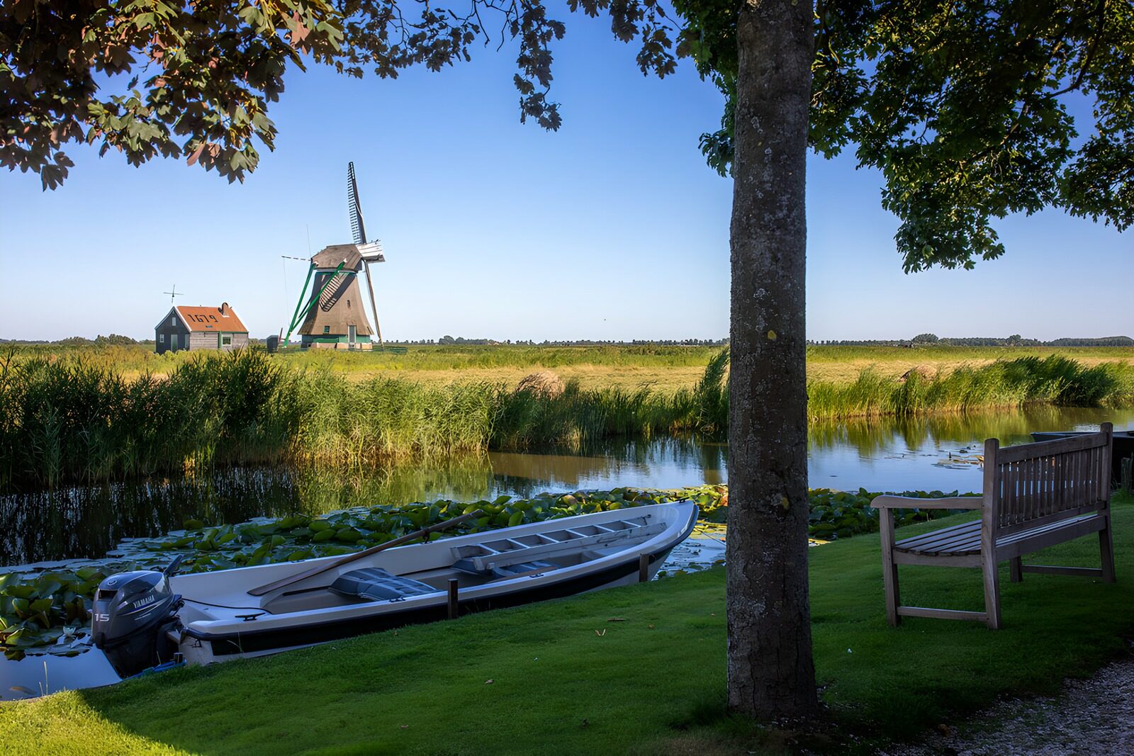 Idylle am Wasser: Mühle und Boot