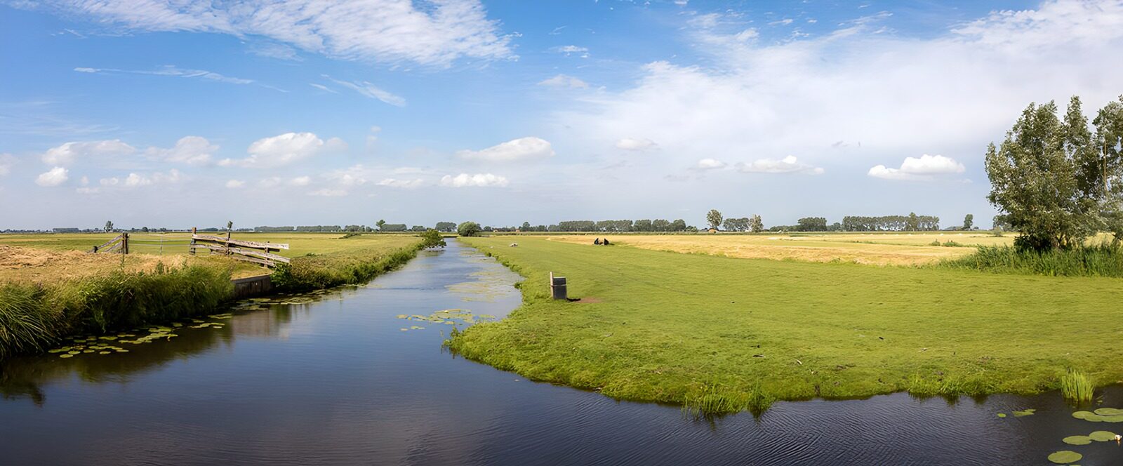Ruhige Landschaft mit Wasserlauf und Himmel