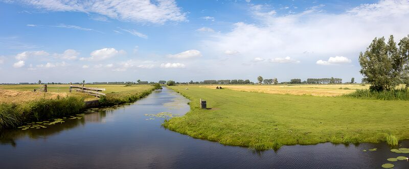 Ruhige Landschaft mit Wasserlauf und Himmel