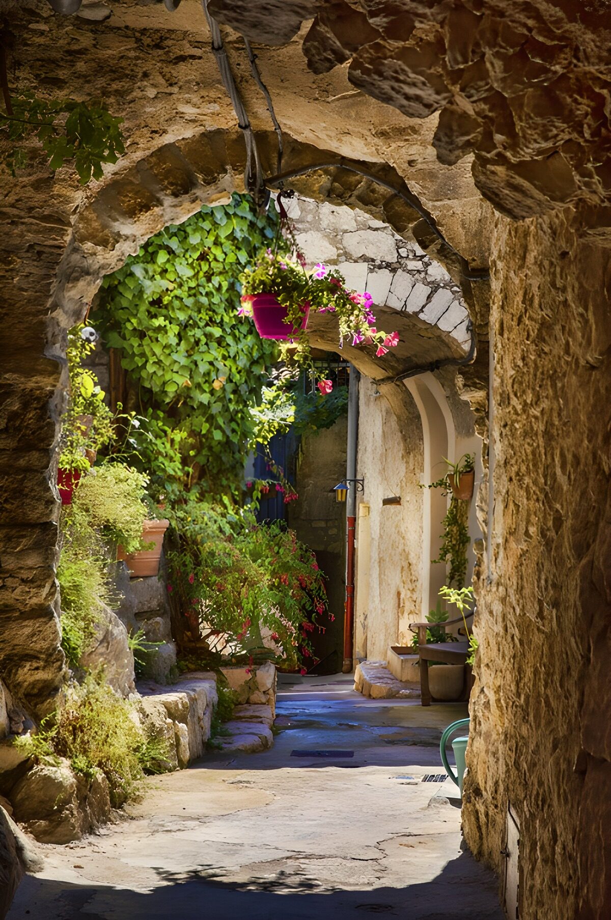 Malerischer Innenhof mit Blumen