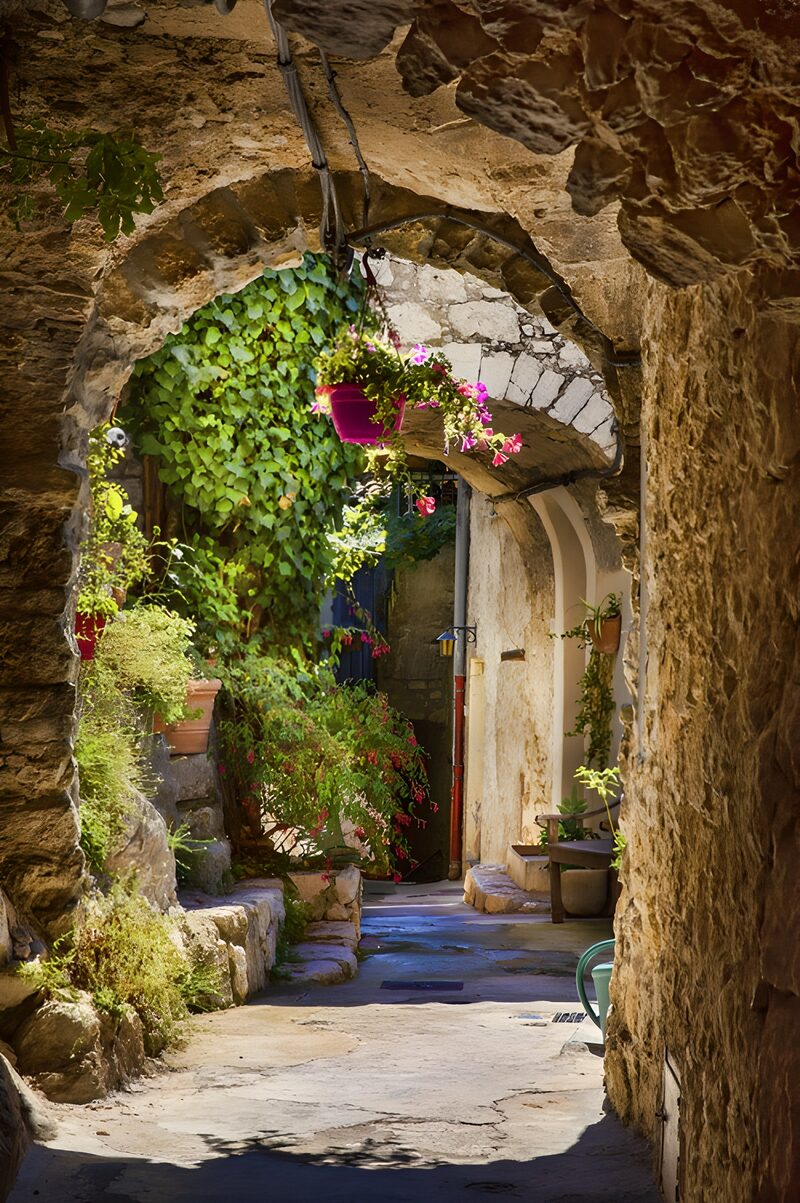 Malerischer Innenhof mit Blumen
