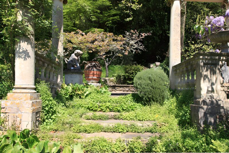 Ruhiger Garten mit Skulptur und Pflanzen