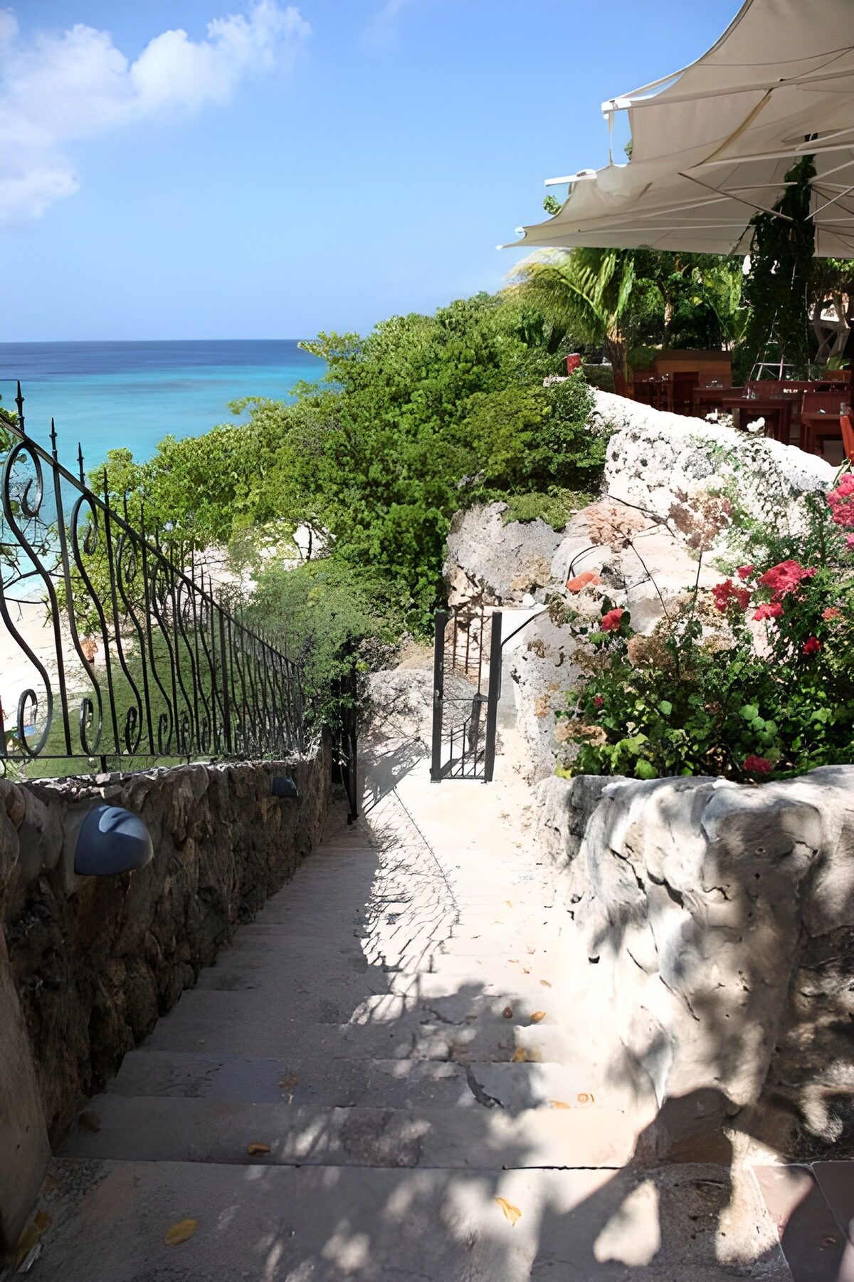 Treppe zum Strand mit Aussicht