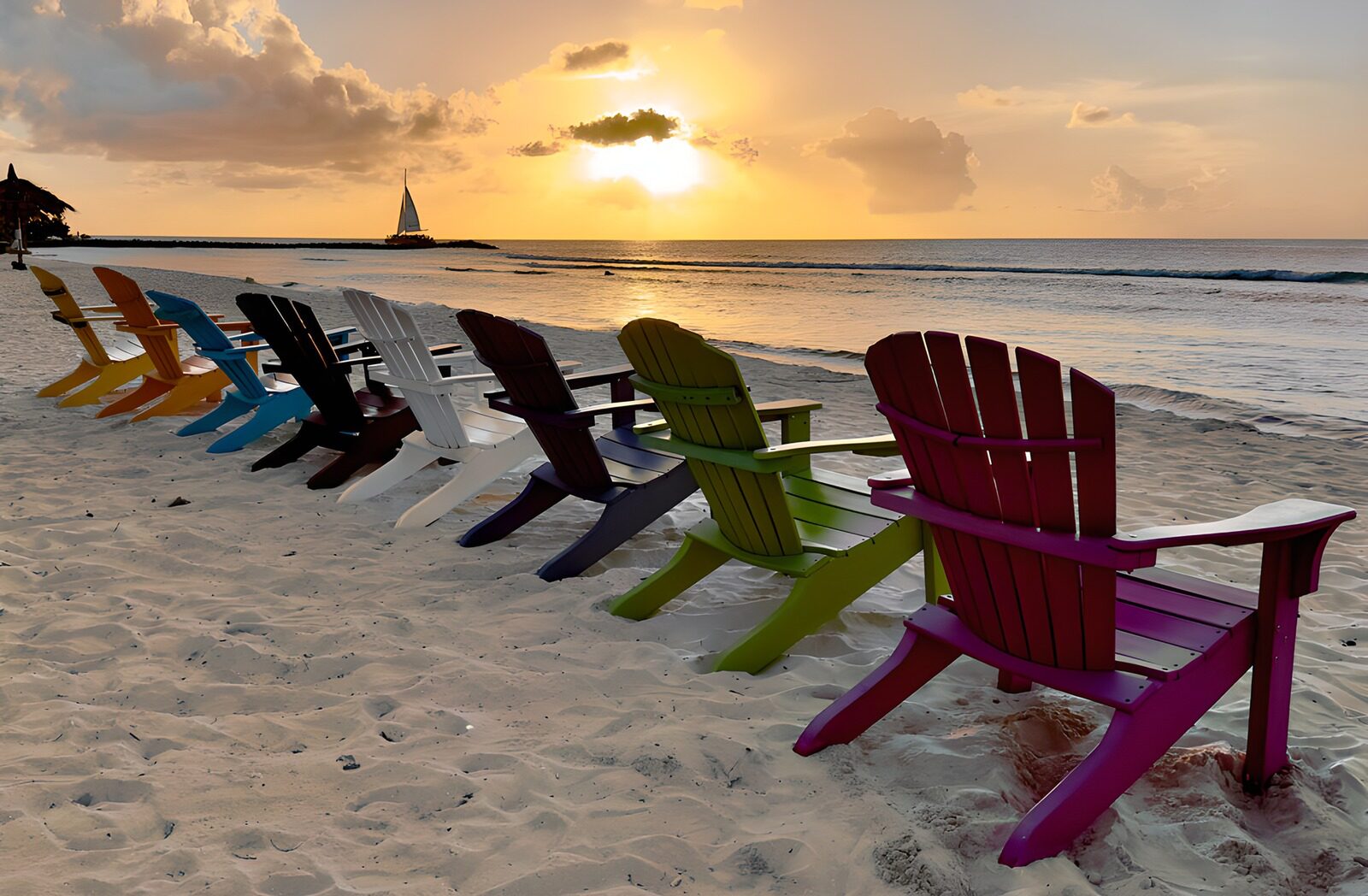 Bunte Liegestühle am Strand bei Sonnenuntergang