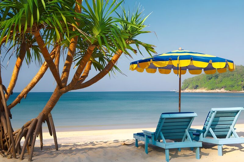 Traumhafter Strand mit Liegen und Sonnenschirm