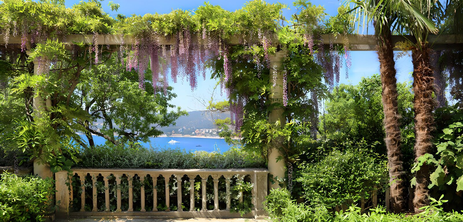 Blühende Pergola mit Meerblick