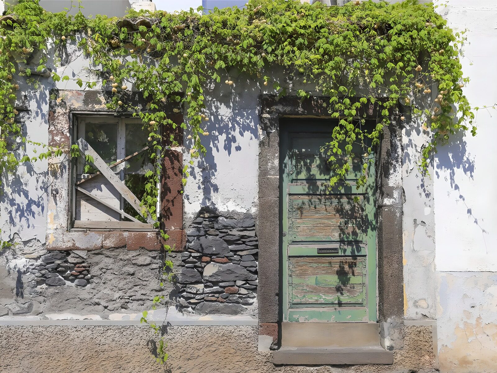 Verfallenes Haus mit grünem Tor