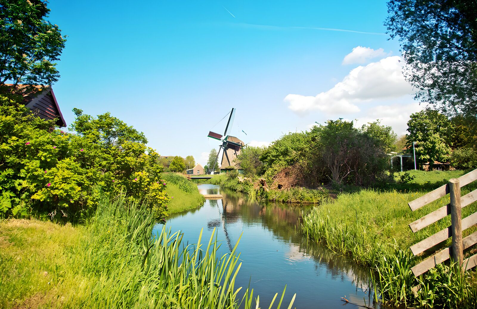 Malerische Windmühle am Wasser