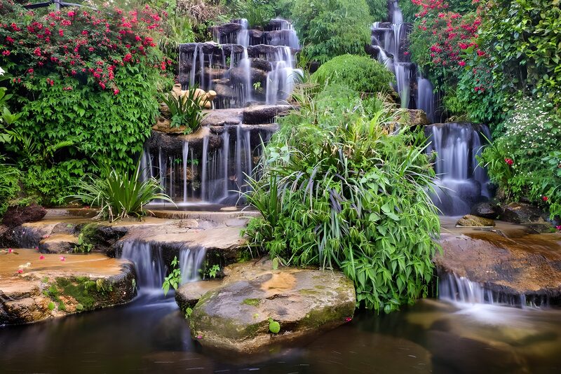 Atemberaubender Wasserfall in der Natur