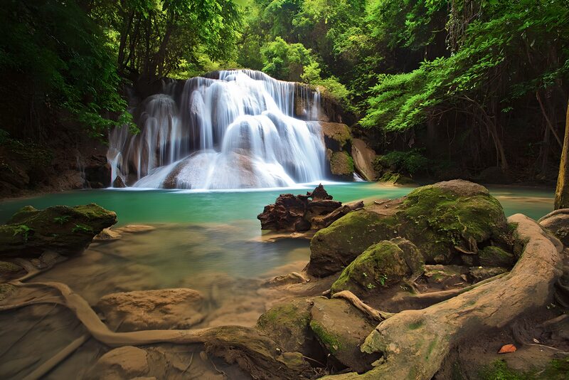 Wunderschöner Wasserfall im Dschungel