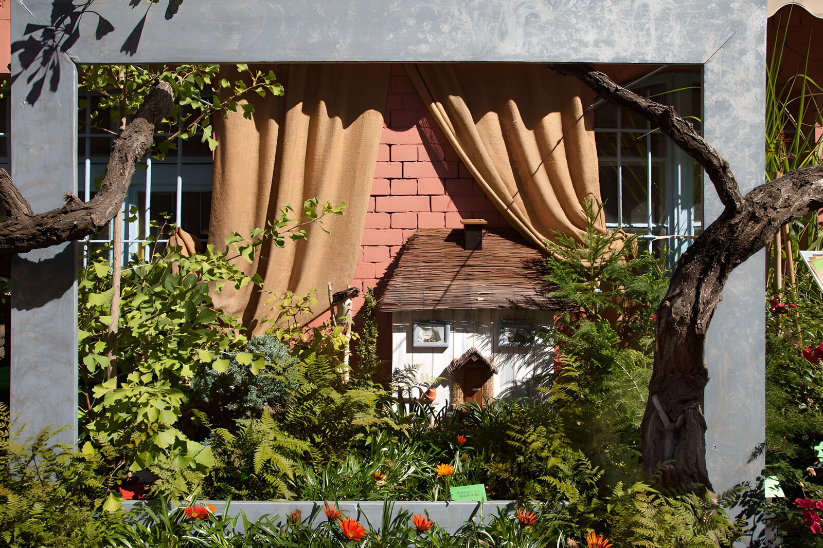 Kleines Traumhaus im grünen Garten