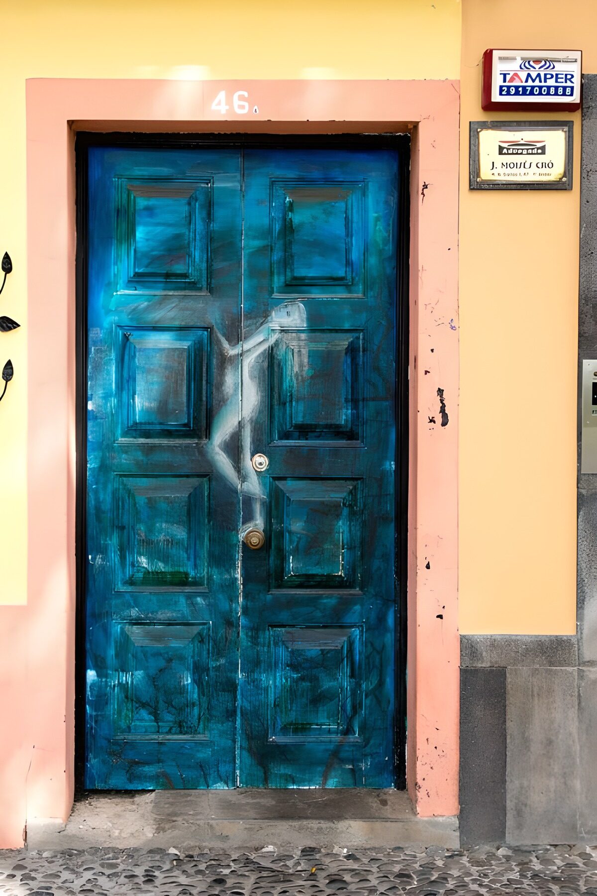 Blau tür mit künstlerischem Motiv