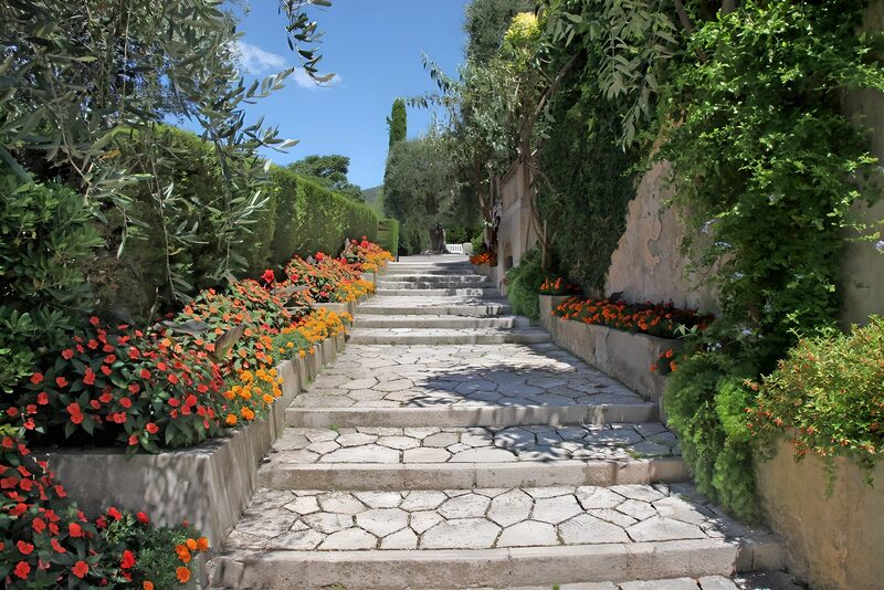 Blühende Treppe im sonnigen Garten