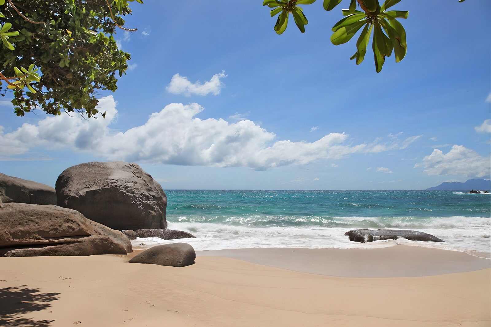Traumstrand mit Felsen und Himmel