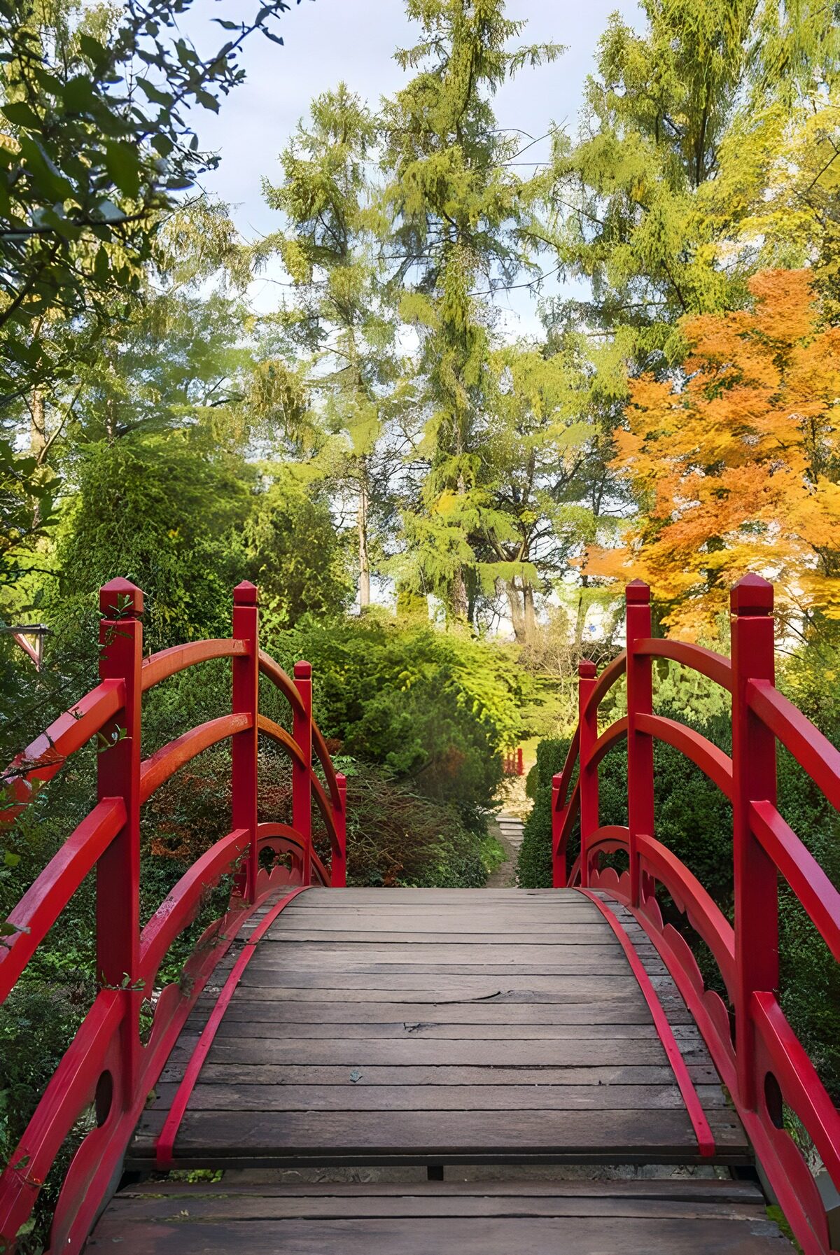 Rote Brücke im herbstlichen Garten