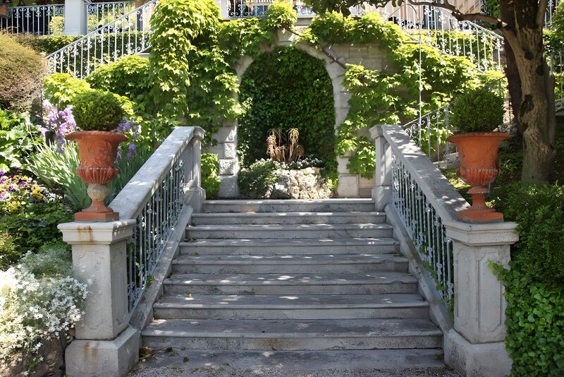 Verschlungene Treppe im Garten