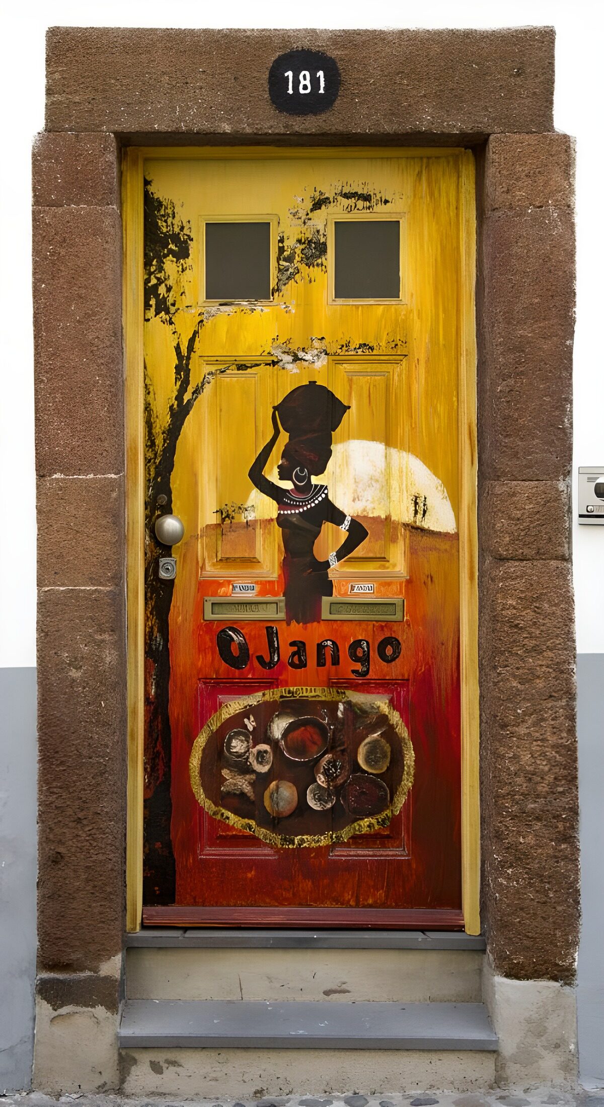 Bunte Tür mit afrikanischen Motiven