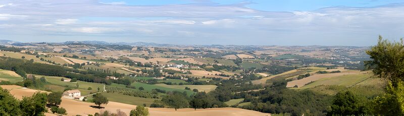 Landschaftliche Aussicht auf sanfte Hügel