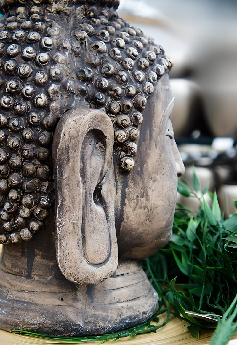 Buddha-Kopf mit detailreicher Frisur