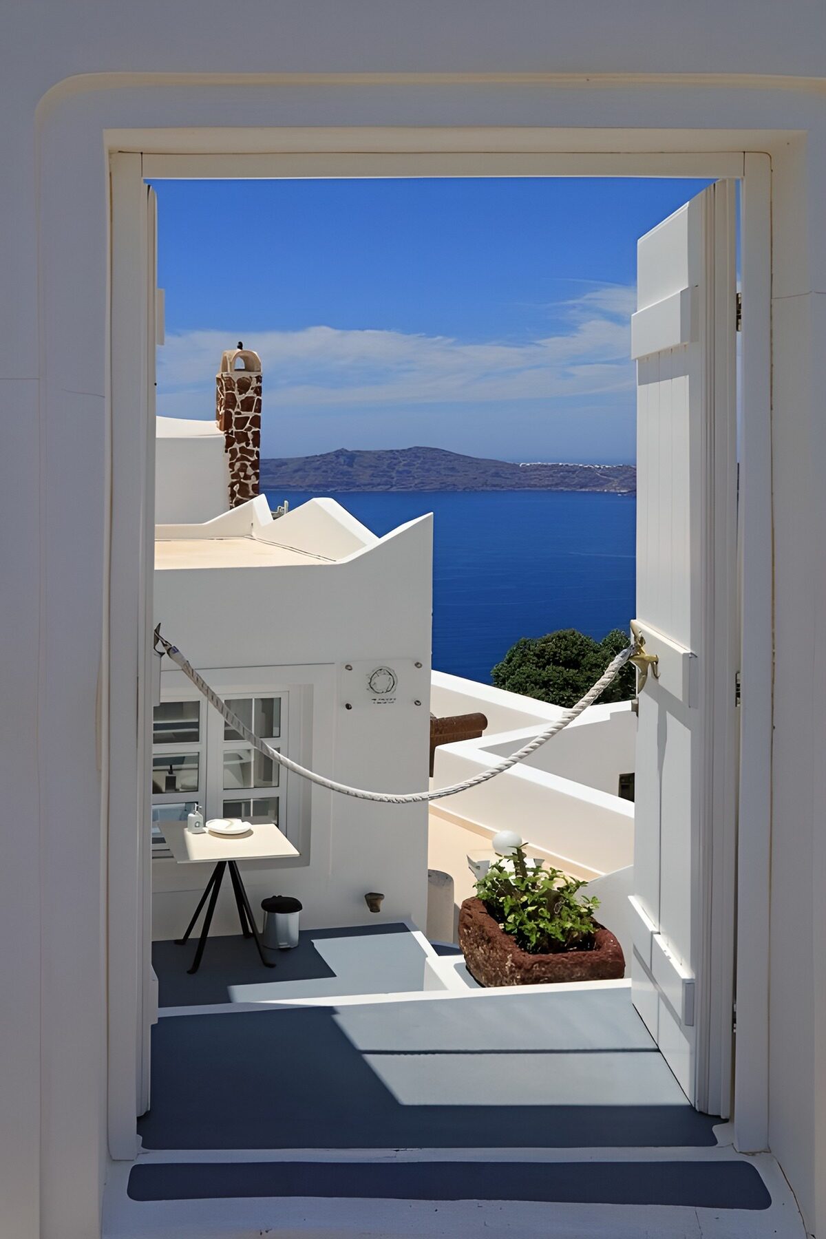 Ausblick auf das blaue Wasser von Santorin