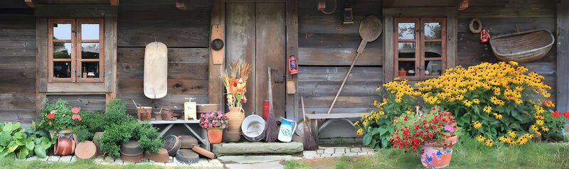 Traditionelles Landhaus mit Blumen