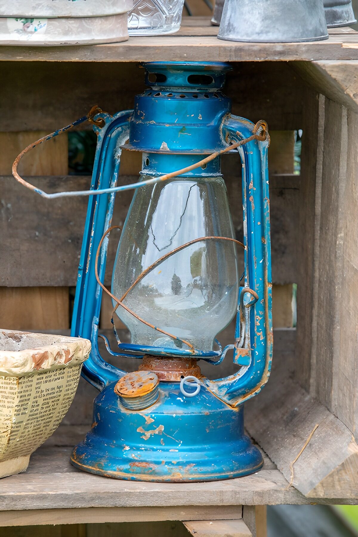 Alte blaue Laterne auf einem Regal