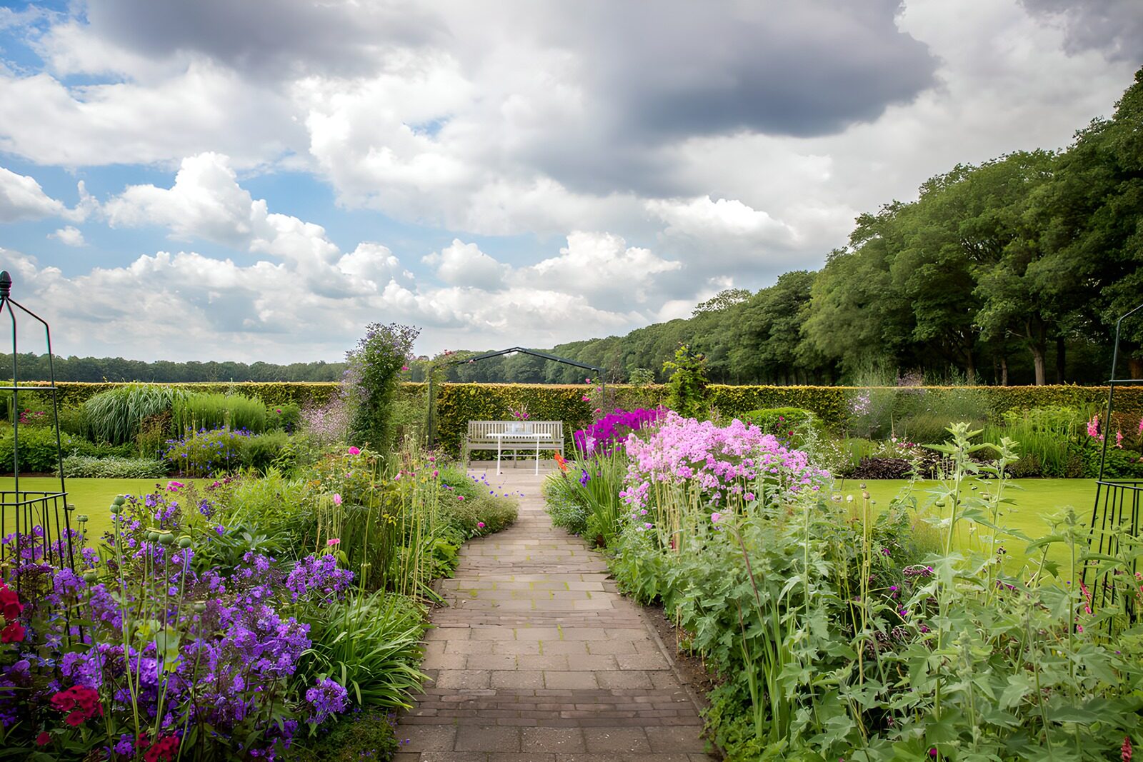Blühender Gartenweg unter den Wolken