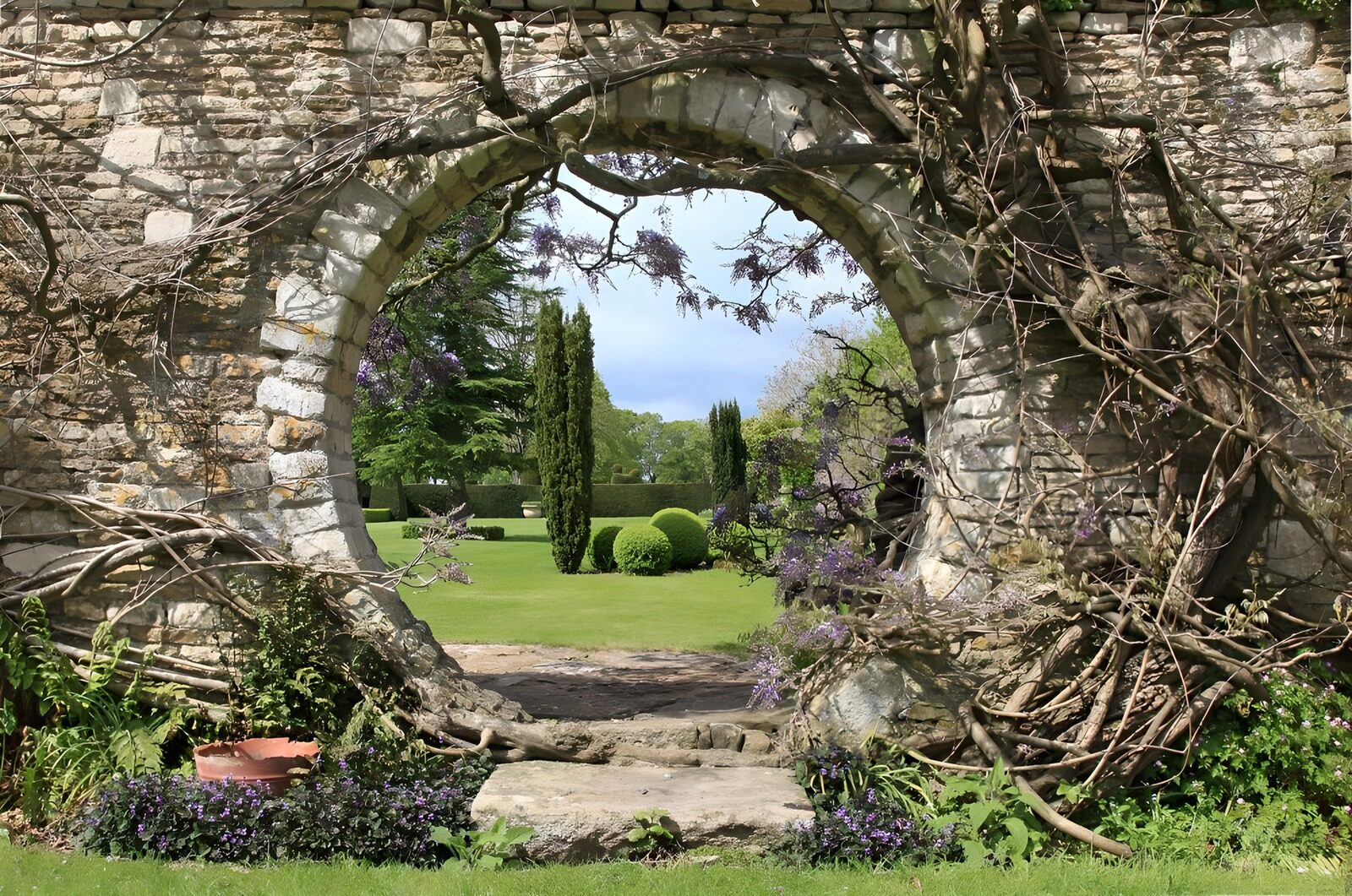 Durchgang in einen blühenden Garten