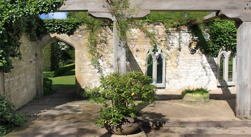 Versteckter Gartenraum mit historischer Wand