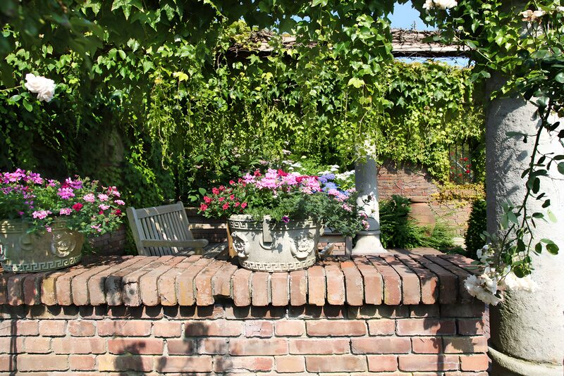 Blühender Garten mit Sitzgelegenheit