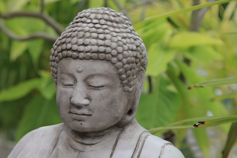 Buddha-Statue im Grünen