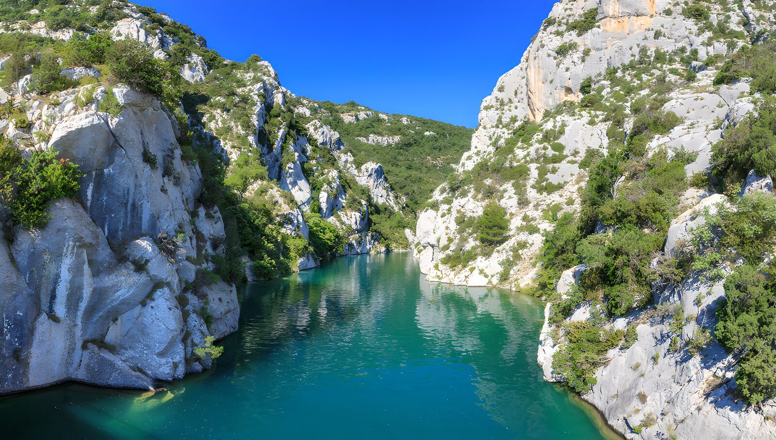 Traumhafte Schlucht mit klarem Wasser