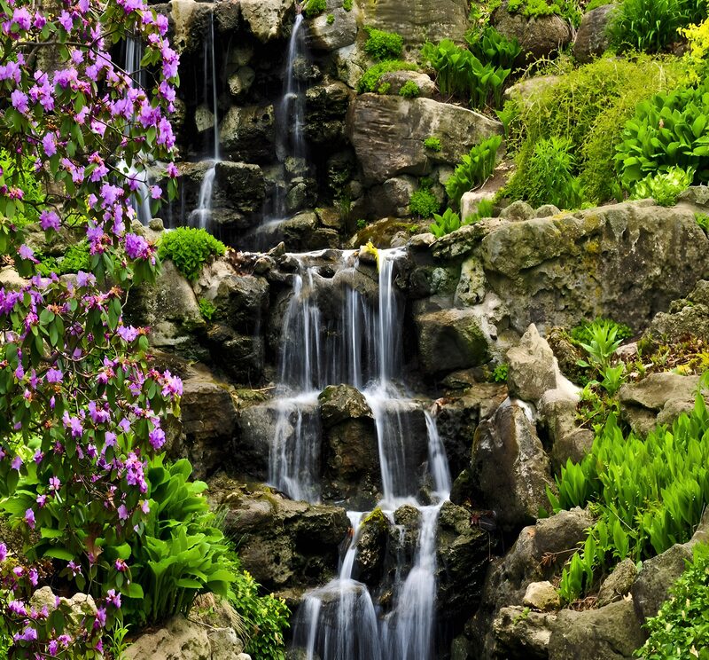 Wasserfall im grünen Garten