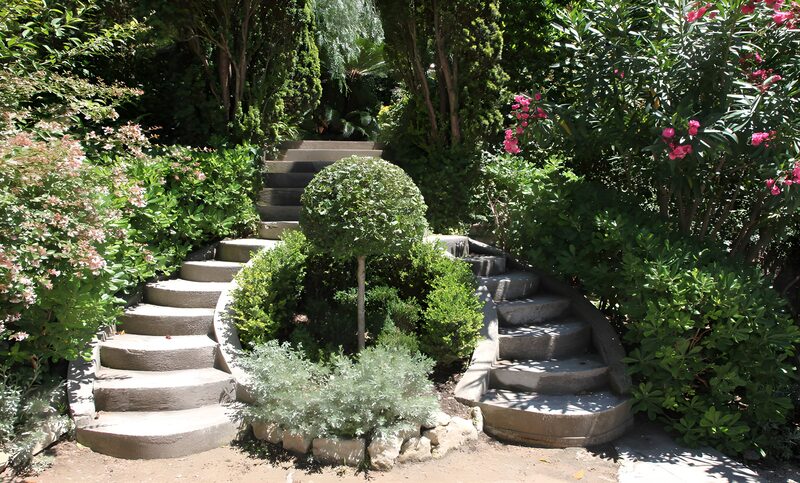 Gemütlicher Garten mit Treppen