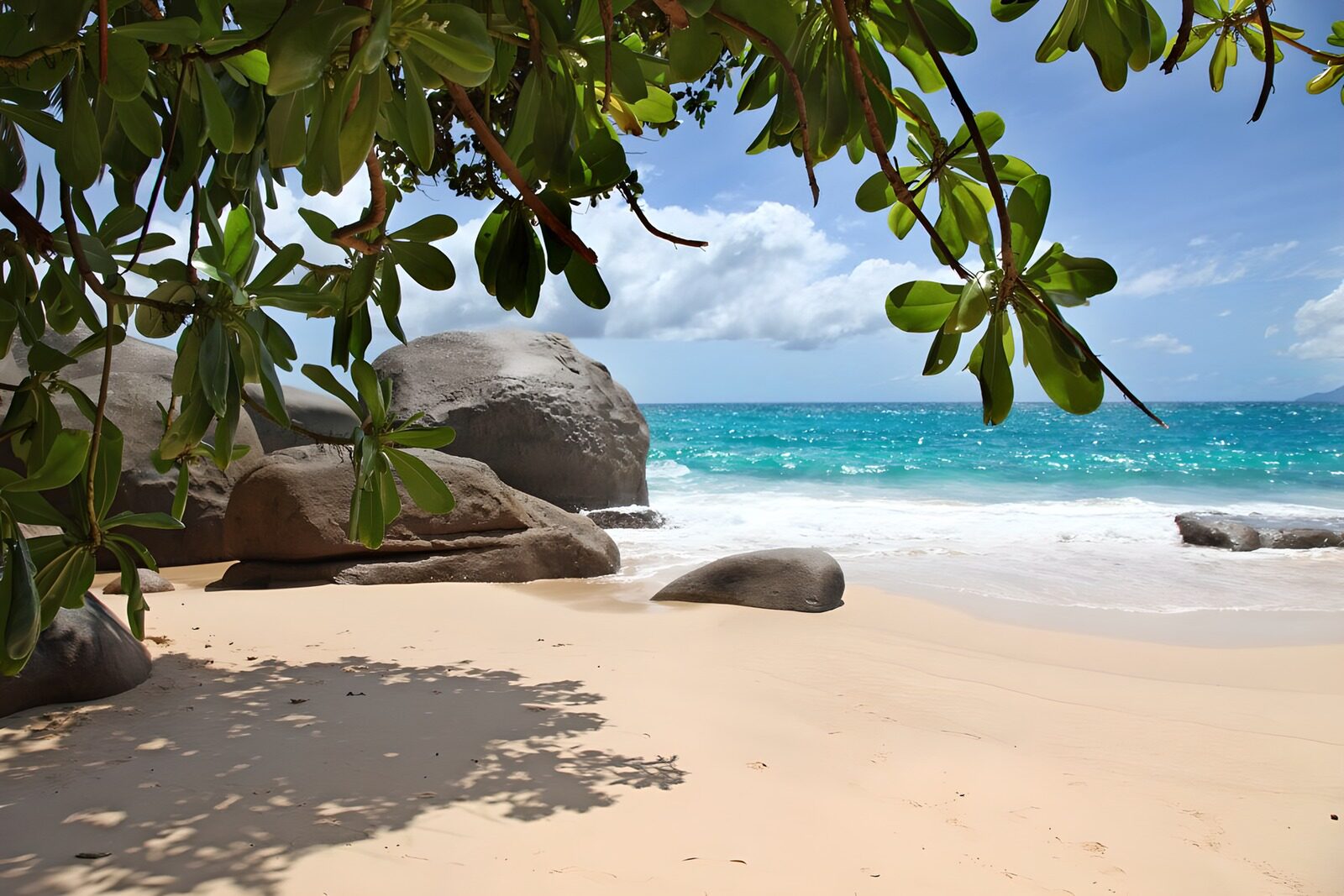 Traumstrand unter strahlend blauem Himmel