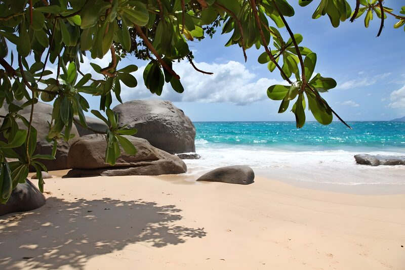Traumstrand unter strahlend blauem Himmel